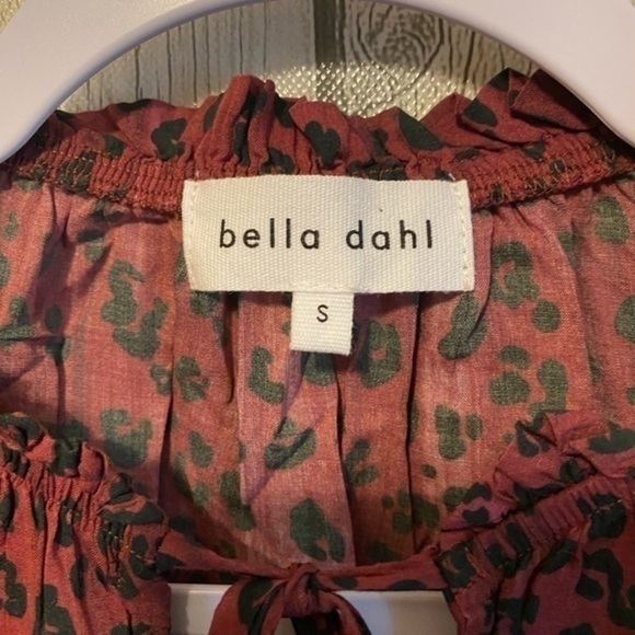 BELLA DAHL - PULLOVER RUFFLE NECK TOP - WILDBERRY LEOPARD PRINT SMALL. - Picture 3 of 4